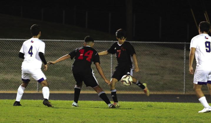 Chapel Hill’s Noberto Netro gets off a pass as teammate Mario Martinez shields a defender during a recent game. The Red Devil soccer team lost at Sulphur Springs, 4-0, but bounced back with a 10-0 win at Liberty-Eylau. PHOTO BY QUINTEN BOYD