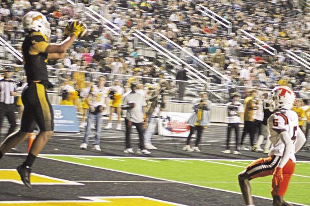 Kyler Smith snags one of his two touchdowns during Friday’s game against Texas High. Mount Pleasant will travel to Marshall Friday in search of their first district win. TRIBUNE PHOTO / QUINTEN BOYD