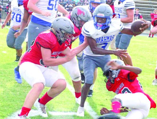 Pewitt’s A’Myree Johnson fights through the Hughes Springs defense for yardage during last week’s scrimmage. TRIBUNE PHOTO / QUINTEN BOYD