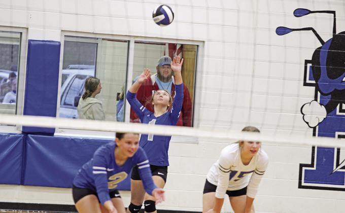 Pewitt’s Avery Perry prepares to serve while Ashtyn Boyd (left) and Natalie Cobb (right) get in position during Friday’s district playoff against Queen City. The Lady Bulldogs won the match, 3-1. Pewitt’s volleyball season ends at 20-12. TRIBUNE PHOTO / QUINTEN BOYD