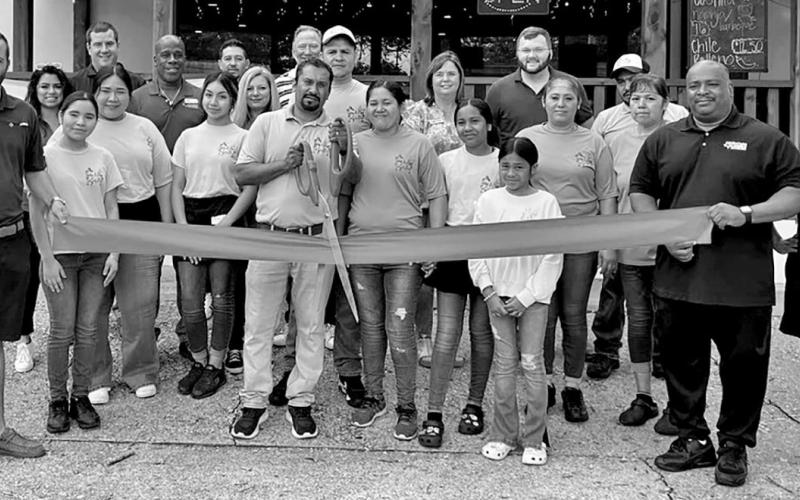 Tierra Y Mar Grill cuts the ribbon