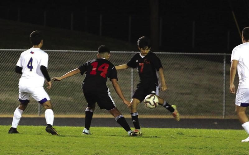 Chapel Hill’s Noberto Netro gets off a pass as teammate Mario Martinez shields a defender during a recent game. The Red Devil soccer team lost at Sulphur Springs, 4-0, but bounced back with a 10-0 win at Liberty-Eylau. PHOTO BY QUINTEN BOYD