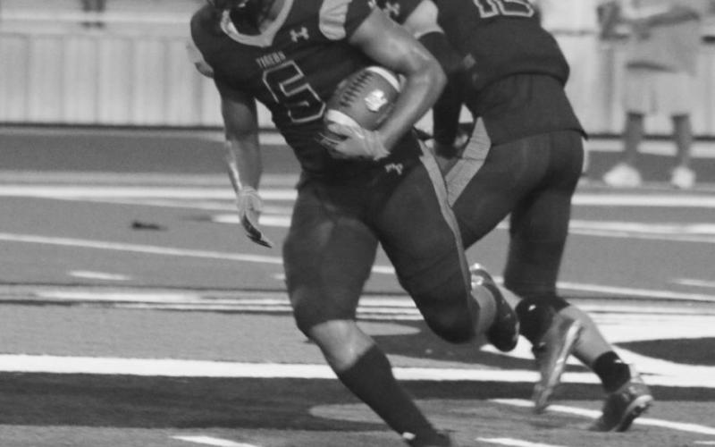 Tiger Tyson Minter takes a handoff at the Tiger vs. Sherman. TRIBUNE PHOTO / MIRANDA OGLESBY