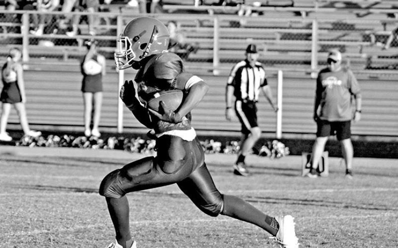 Rebel eighth grade running back Isaiah Hunter breaks away during Thursday’s game. The eighth grade Rebels fell to the Bulldogs, 27-0. TRIBUNE PHOTOS / QUINTEN BOYD
