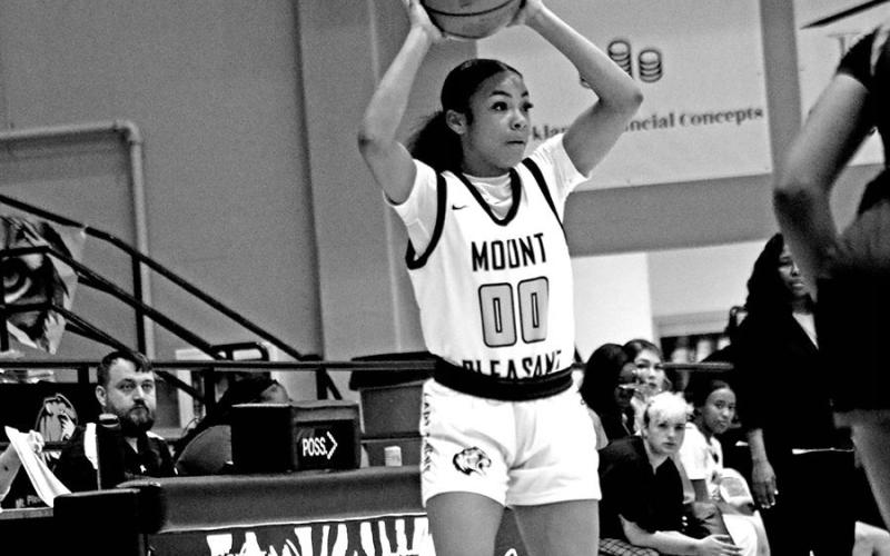 Looking To Pass Mount Pleasant’s Khiya Bolton (00) looks to pass during a recent Lady Tiger victory at home. The Lady Tigers will travel to Lufkin this Friday before returning home to battle Whitehouse on Tuesday, Jan. 31.