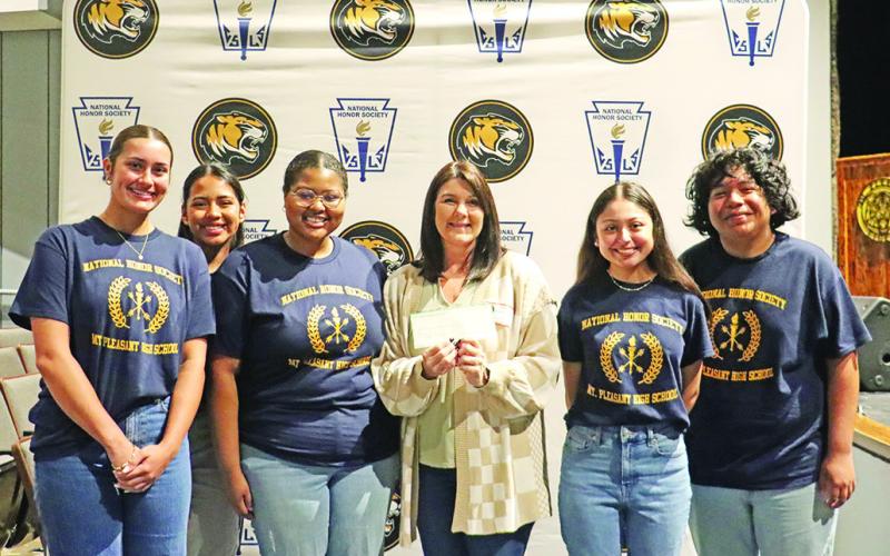 Titus County Cares (L to R) Sophie Greco, Mea Banda, Kiara Rundles, Kim Hedges, Angelina Hernandez, Jose Fuentes PHOTOS BY NHS MEMBER, GOPI AMIN