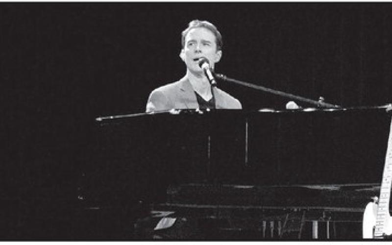 Michael Cavanaugh performs Christmas songs in the style of pop rock.