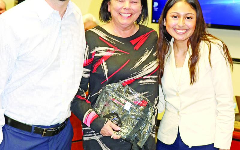 MPHSPrincipalCraigBailey(left)andNHSPresidentAngelina Hernandez (right) celebrate Kim Crabb