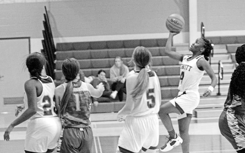 Pewitt’s Jailyn Smith drives for a layup during Friday’s game against Linden-Kildare. Smith scored 21 in the Lady Brahmas’ win over the Lady Tigers. TRIBUNE PHOTO / QUINTEN BOYD