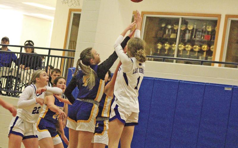 Harts Bluff’s Kaylee Clay contests a shot from Rivercrest’s Maggie Jean during Wednesday’s girls’ matchup. The Lady Rebels held off the Lady Bulldogs, 37-32. TRIBUNE PHOTOS / QUINTEN BOYD