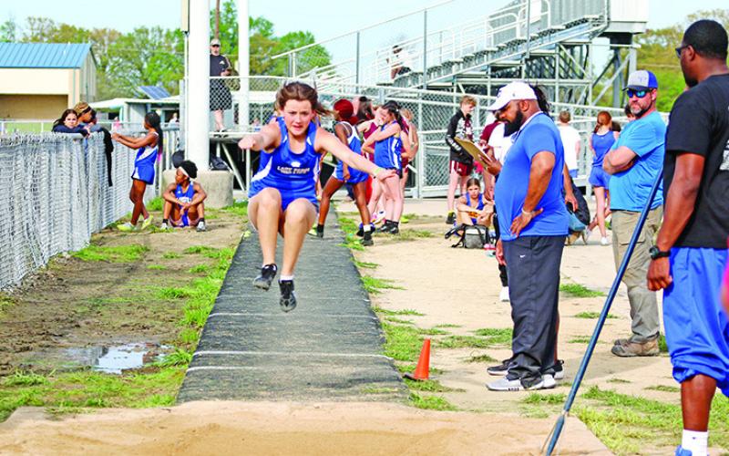 Rebels, Bulldogs shine at District 16-2A Junior High Track Meet