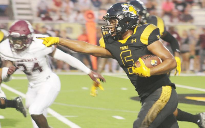 Tyson Minter points out a blocking assignment during Friday’s game. Minter rushed for 271 yards. TRIBUNE PHOTO / MIRANDA OGLESBY