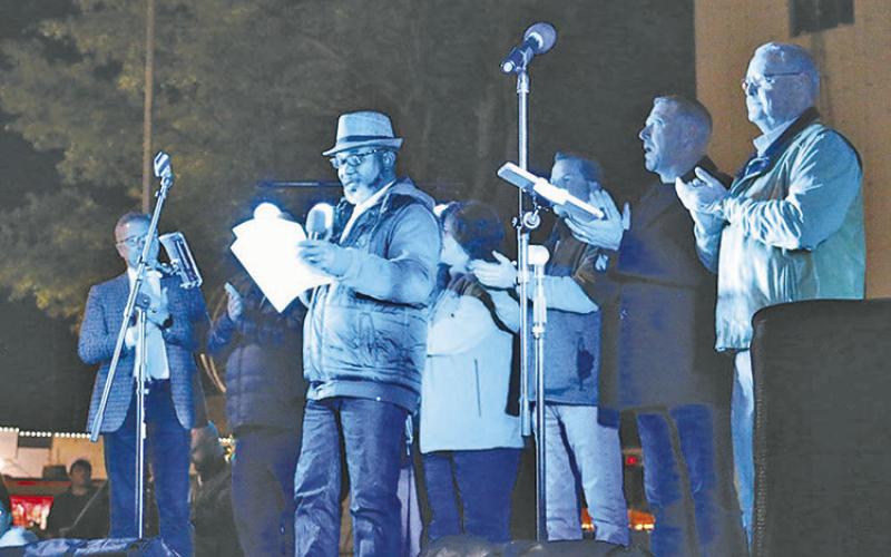 City Mayor Tracy Craig, Sr speaks to the crowd to kick off the night’s festivities, joined by City Manager Ed Thatcher and other local dignitaries.