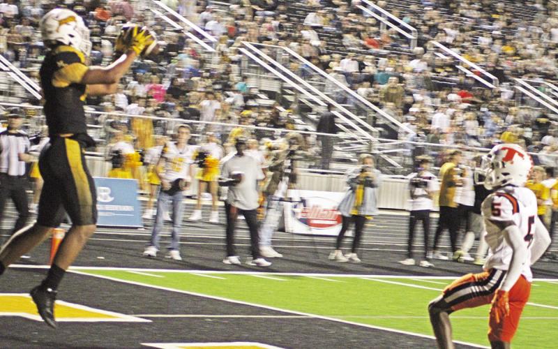 Kyler Smith snags one of his two touchdowns during Friday’s game against Texas High. Mount Pleasant will travel to Marshall Friday in search of their first district win. TRIBUNE PHOTO / QUINTEN BOYD