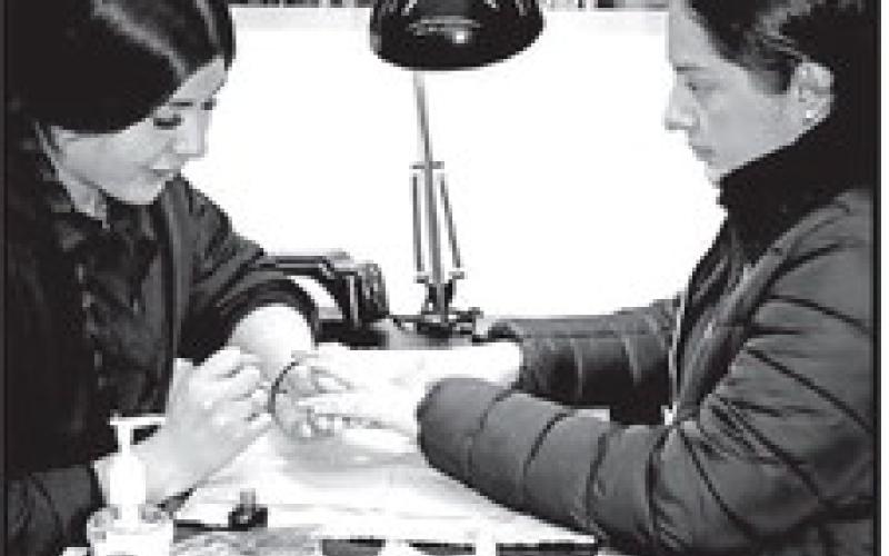 LuceroAyala(left)givesapatronamanicure