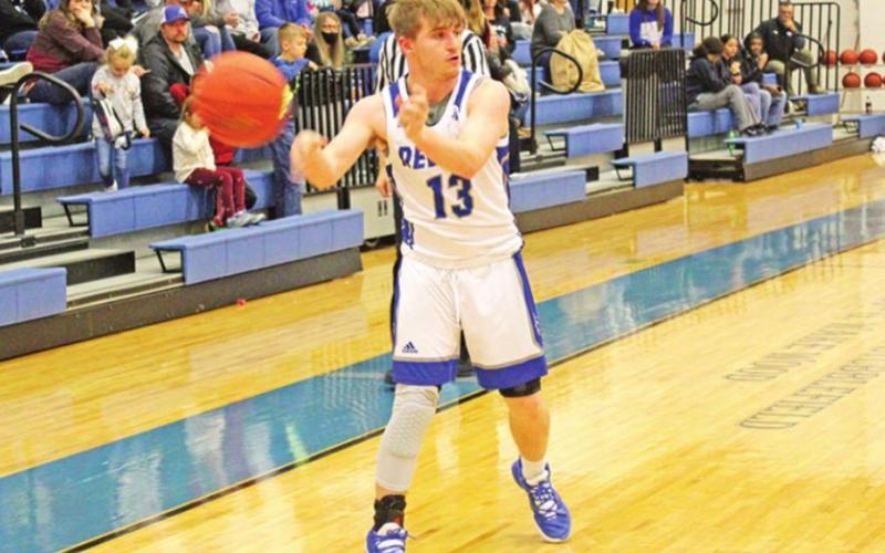 Zane Dees makes a pass during Rivercrest’s game against McLeod. TRIBUNE PHOTO / QUINTEN BOYD