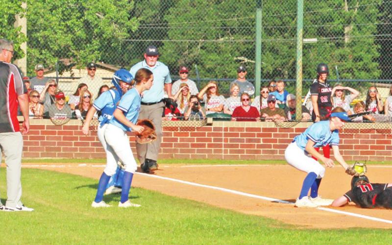 Chapel Hill’s Hannah Rhea dives back into 1st during the Lady Devils’ 3-2 loss to Hooks Thursday night. PHOTO BY TONY BASSO-SPECIAL TO THE TRIBUNE oks Thursday night.