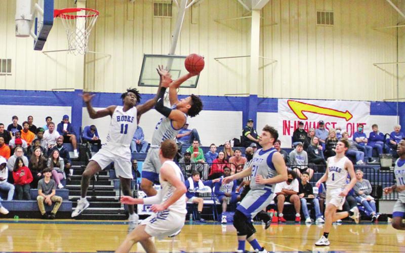 Pewitt’s Kye Perry drives to the basket during Monday’s game at Hooks. TRIBUNE PHOTO / QUINTEN BOYD