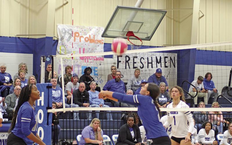 Pewitt’s Ashtyn Boyd sets up Taliyah Brown for what would be the match-winning kill during Tuesday’s matchup against Hooks. Pewitt was off Friday and will take on Redwater in the regular season finale, needing a win to keep their playoff hopes alive. TRIBUNE PHOTO / QUINTEN BOYD
