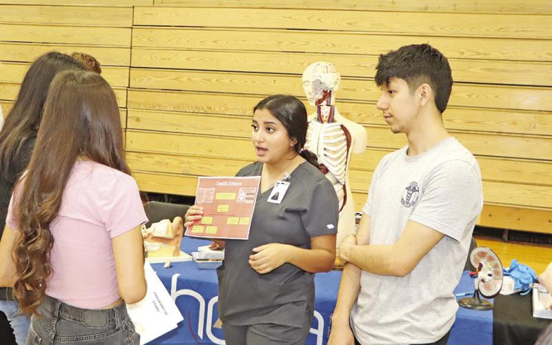 FashionDesignteacher,MargaretBradley,explainstheFashionDesignprogrampathway HealthSciencestudentsZulmaMejiaandSaulAlvaradotalktoanincomingfreshmanabout the MPHS Health Science program options