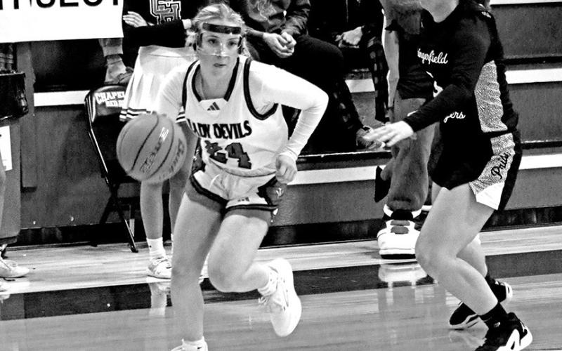 Headed Towards The Hoop Chapel Hill’s Kayda White (24) dribbles past a Daingerfield defender during last week’s win over the visiting Lady Tigers. TRIBUNE PHOTOS / MICHAEL S. MCCRACKEN