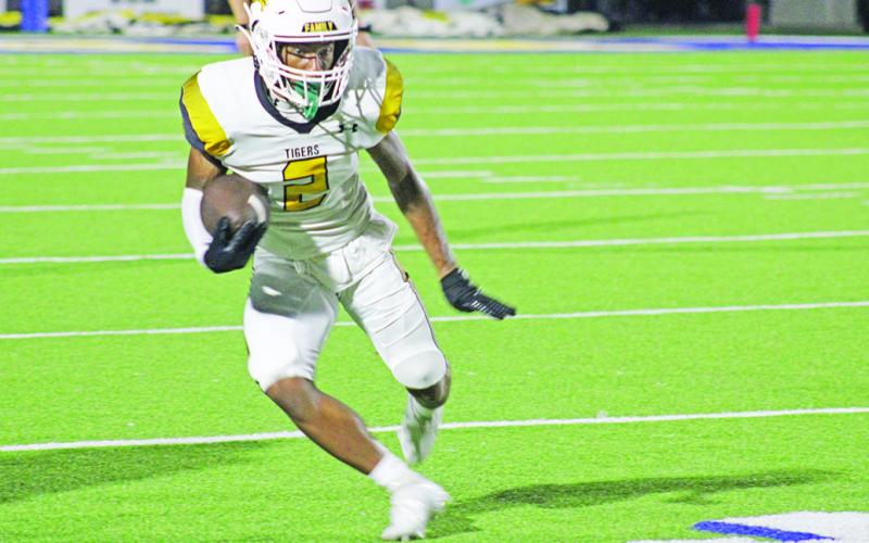 Mount Pleasant’s Dylan Bennett makes a cut during last week’s game at Sulphur Springs. COURTESY PHOTO / DJ SPENCER
