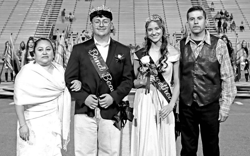 Band Beau, Bruno Deleon (center left) and Esme Perez (center right), escorted by their parents, Marisa Ramirez (left) and Luciano Perez (right)