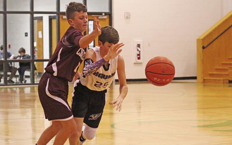 CHAAMP’s Eli Hefner battles with Lane Mott of ETHS for a loose ball during Monday’s game. ETHS would hold off CHAAMP in the 14U game, 28-26. TRIBUNE PHOTO / QUINTEN BOYD