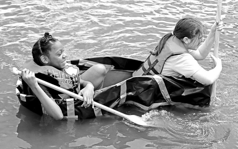 AnastaciaDavis(left)andHadassahThompsonattempttolaunchtheirboat