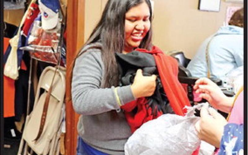 Eunice Mendoza helps a customer bag their purchases.