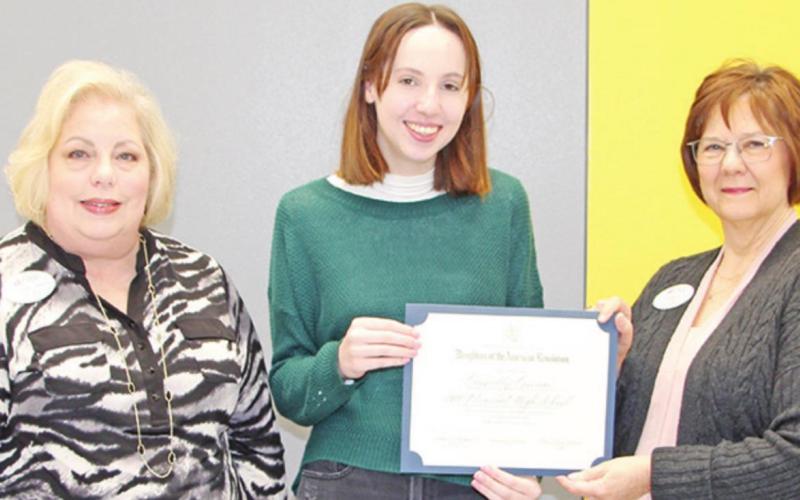 Connelly Cowan (center) with DAR representatives Tami Moler (left) and Lani Hightower (right). COURTESY PHOTO