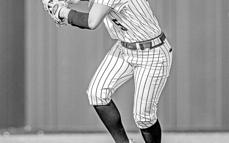 RayleighWhitepreparestodelivertotheplate. Whitestruckout13inadominantperfor- OutfielderAdieRosewellfieldsoneofthefewNacogdocheshitsofthenightinthe9-1win. mance from the circle.