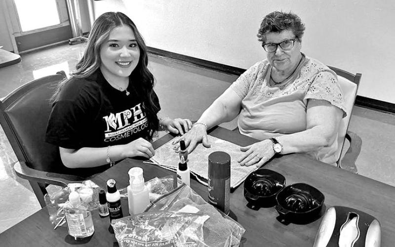 TaniaRangel(left)paintsMarieCampbell’s AmyCarrillo(left)trimsBobbyWade’snails nails