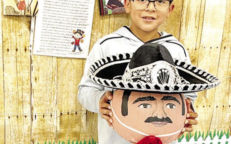 JosueRobleswithsinger-songwriter“VicenteFernandez”