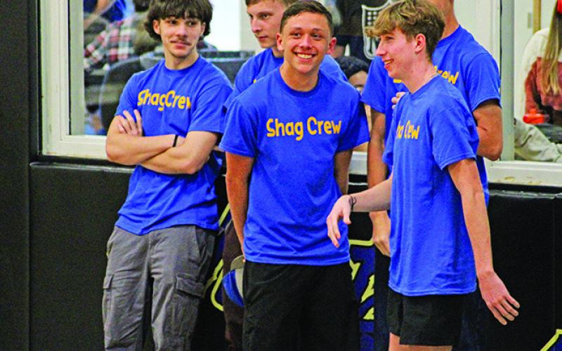 HartsBluffandRivercrestshakehandsbeforethematch. HartsBluff’sKaitlynLejumpsforaspikeduringwarmups. MembersofHartsBluff’sShagCrew,whocollectlooseballs during warmups, relax during some down time.