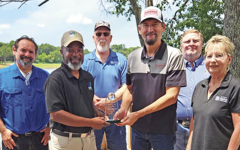 Harbour Trailor shakes the Mayor’s hand as they accept their trophy TRIBUNE PHOTO / NICOLE KIMBALL