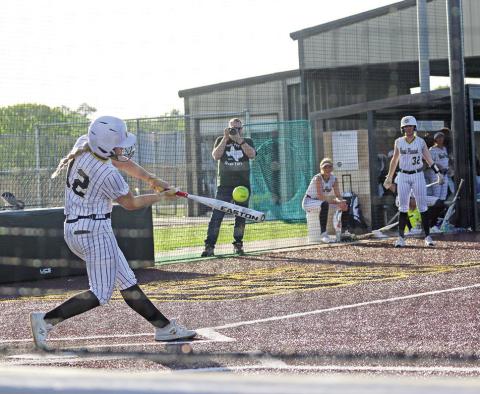 Lady Tigers split games last week; lead Texas High by 2 games for 4th