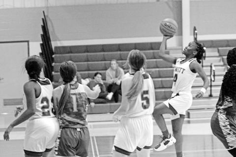 Pewitt’s Jailyn Smith drives for a layup during Friday’s game against Linden-Kildare. Smith scored 21 in the Lady Brahmas’ win over the Lady Tigers. TRIBUNE PHOTO / QUINTEN BOYD
