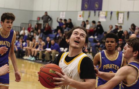 Harts Bluff’s Hunter Green battles for position during Friday’s game against James Bowie. The Bulldogs concluded their season Tuesday at home against Detroit. PHOTO BY QUINTEN BOYD