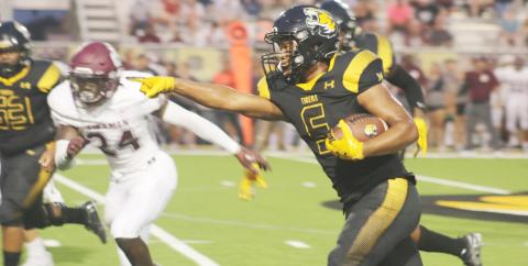 Tyson Minter points out a blocking assignment during Friday’s game. Minter rushed for 271 yards. TRIBUNE PHOTO / MIRANDA OGLESBY