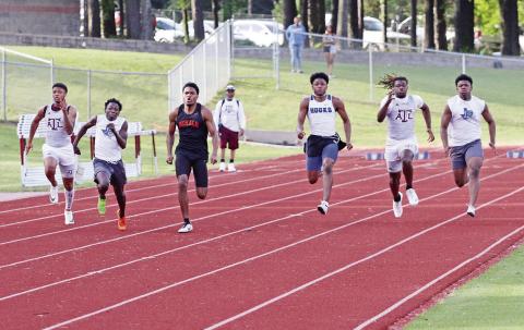 Pewitt’s James Byrd (far right) and Junie Johnson (second from left) battle during the varsity boys 100 meter finals at the District 14-3A Track Meet Thursday in Atlanta. Johnson finished second in the race and Byrd finished third, with both qualifying for the area meet. BEE PHOTO / QUINTEN BOYD