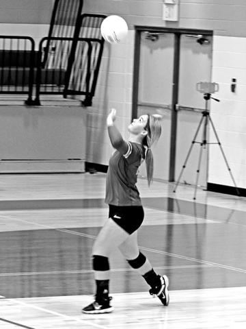Makenzie Bottoms serves during Pewitt’s match against Clarksville Tuesday. The Lady Brahmas opened district play Friday at Atlanta. TRIBUNE PHOTO / QUINTEN BOYD