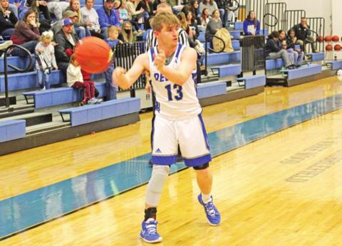 Zane Dees makes a pass during Rivercrest’s game against McLeod. TRIBUNE PHOTO / QUINTEN BOYD