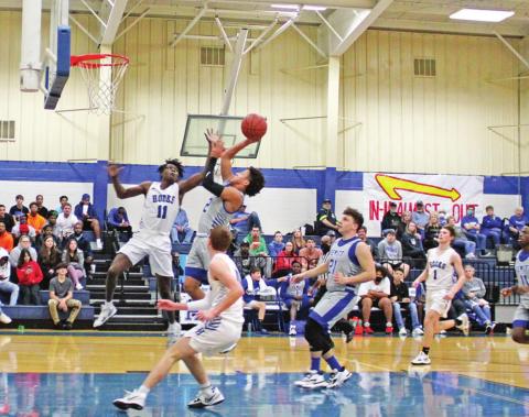 Pewitt’s Kye Perry drives to the basket during Monday’s game at Hooks. TRIBUNE PHOTO / QUINTEN BOYD