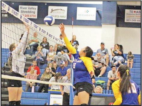 Harts Bluff’s Yaretzi Sanchez and Rivercrest’s Evan Puckett both jump for a ball during Tuesday’s district opener. Harts Bluff held on for a 3-2 win. The Lady Bulldogs played at Clarksville while Rivercrest traveled to Detroit Friday. TRIBUNE PHOTO / QUINTEN BOYD