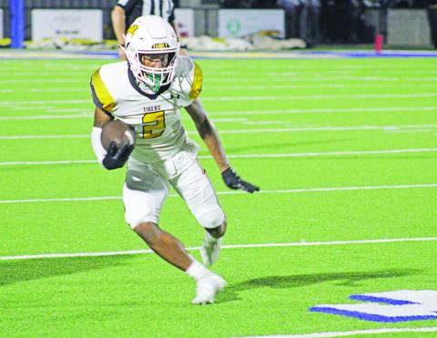 Mount Pleasant’s Dylan Bennett makes a cut during last week’s game at Sulphur Springs. COURTESY PHOTO / DJ SPENCER