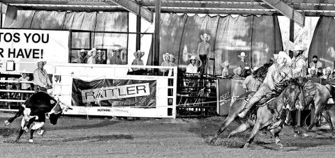 Lucas Dunn ropes a calf
