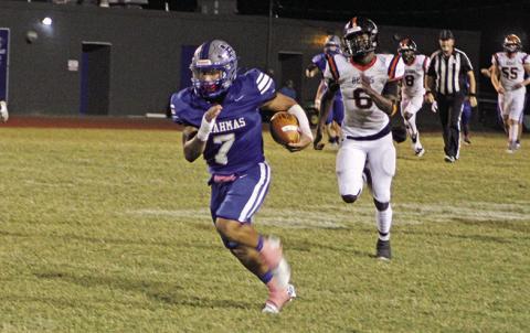 Pewitt’s Kye Perry breaks away from DeKalb’s Winky Williams during Friday’s game. Perry finished with 93 yards receiving on the night, but the Brahmas fell to the Bears, 39-27. Pewitt travels to New Boston searching for their first win of the year Friday. TRIBUNE PHOTO / QUINTEN BOYD
